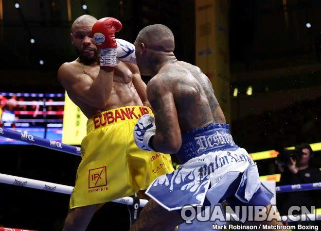 康纳本有机会在近身激战中让哈尼陷入困