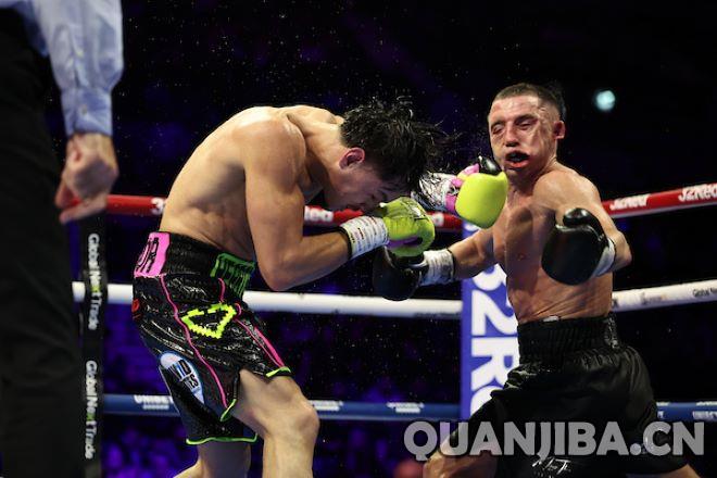 菲古罗阿12回合爆冷TKO尼克-鲍尔，成功重