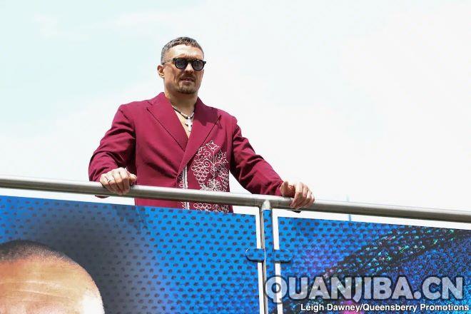 乌西克携WBC金腰带挑战范霍文，WBC发言人