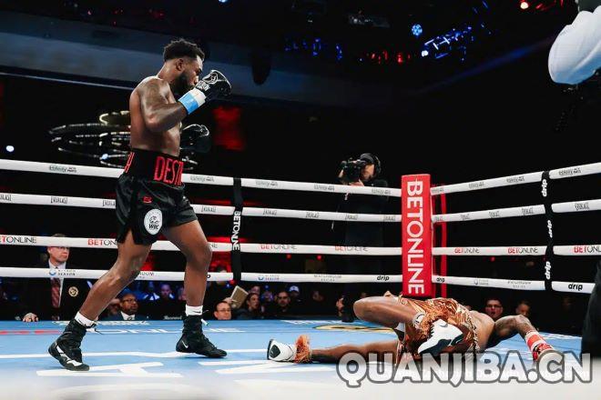 亚当斯力克威廉姆斯，12回合稳守冠军头