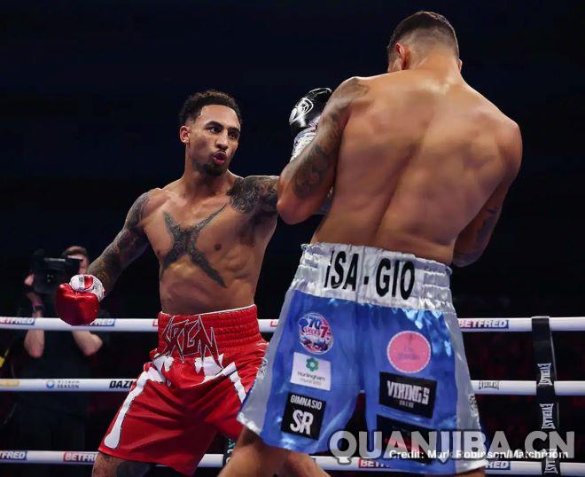 英国新星本·维塔克一回合击败苏亚雷兹