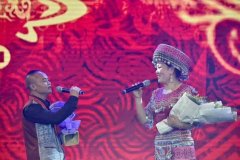 拳王熊朝忠携爱妻亮相新年歌会，恩爱对唱让人