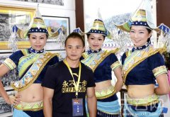 熊朝忠现身文博会助阵家乡 文山展区义卖支援鲁