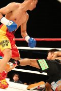 中国小将客场击倒日拳手 遭黑哨判罚日拳迷喝倒