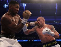 乌西克战胜约书亚夺得WBA、IBF和WBO重量级金腰带