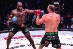 巴德完胜孔戈卫冕Bellator金腰带，罗梅罗第三局