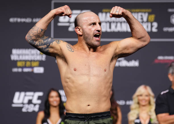 UFC 294赛前称重图集！轻量级冠军战领衔