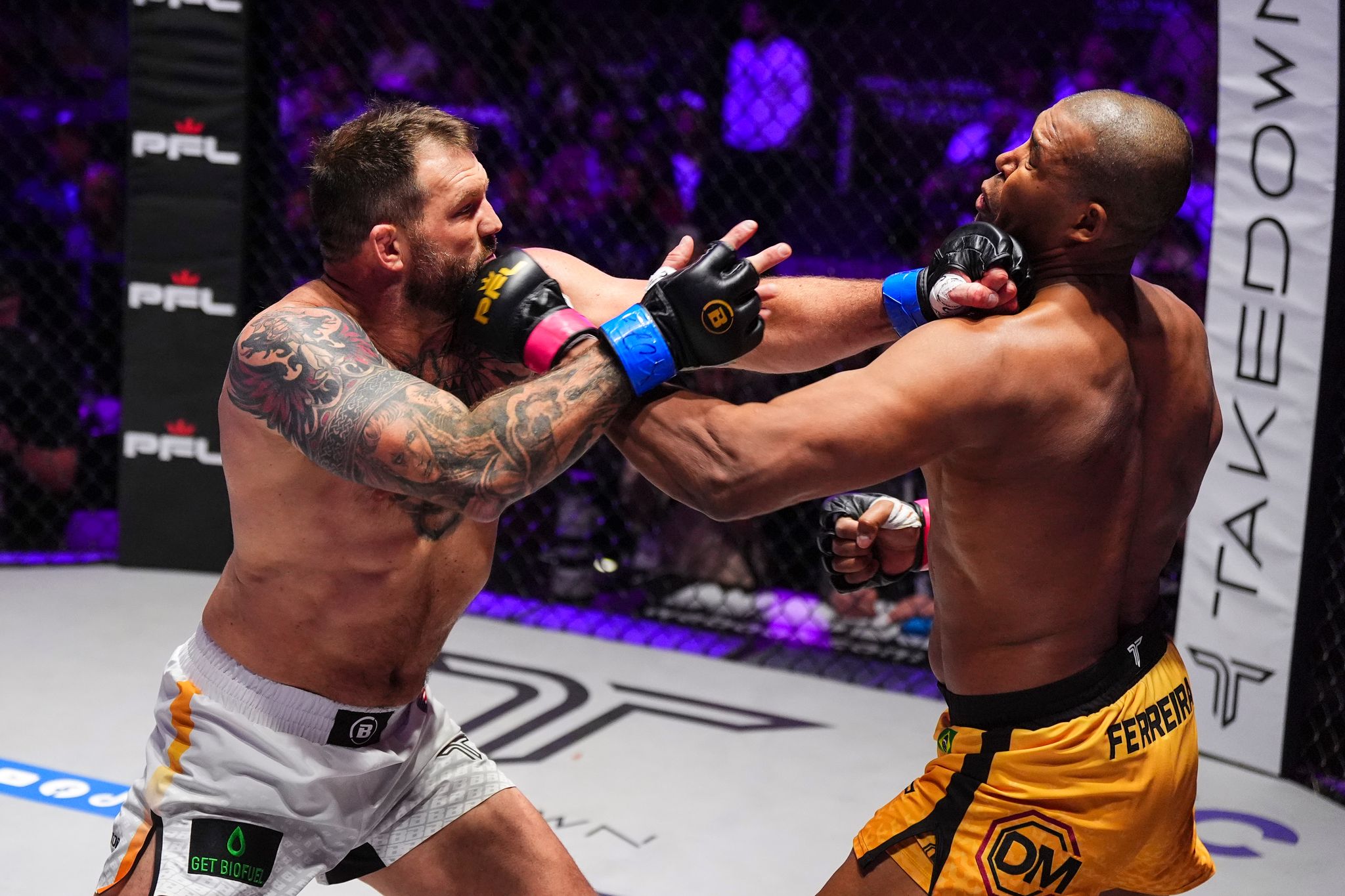PFL vs Bellator冠军大战落幕，费雷拉首局