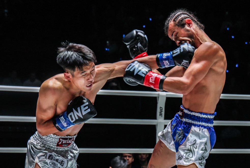 ONE周五格斗夜53，霍小龙第二回合KO获胜