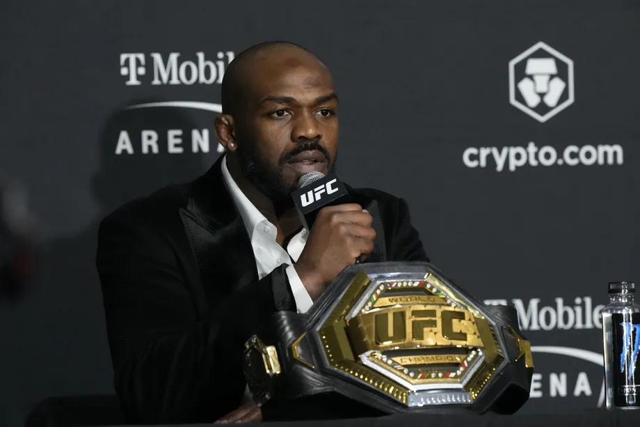 UFC冠军“骨头”乔恩·琼斯涉嫌袭击并威胁药检工