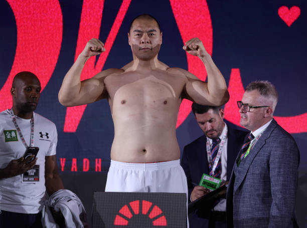 张志磊VS维尔德！赛前称重，双方差距30公斤