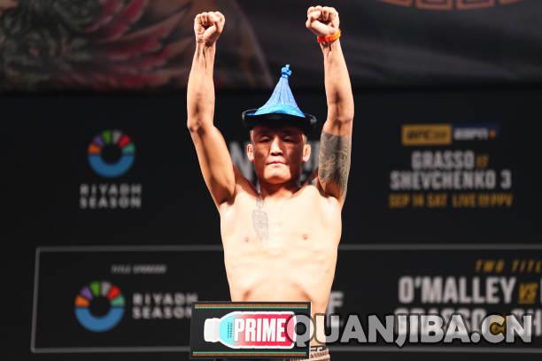 成都拳击选手傲日其楞明日登陆UFC 306赛前称重
