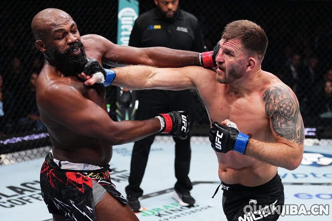 UFC重量级冠军琼斯(拳击）成功第三回合