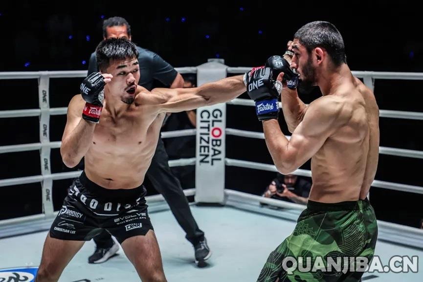 搅局！李胜龙泰拳终结对手，巴斯图KO凯