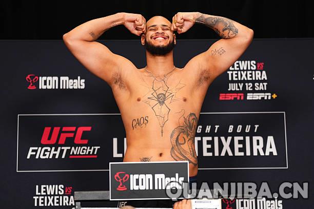 UFC格斗之夜：刘易斯对决特谢拉！赛前体重测试来了，准备好散打的激情！
