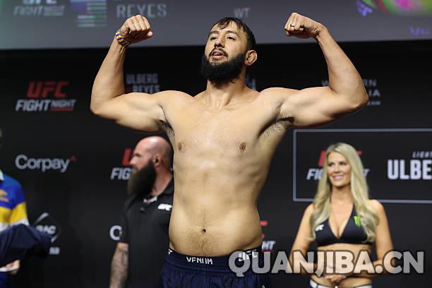 散打夜赛：乌尔伯格挑战雷耶斯，赛前重磅称重揭晓！