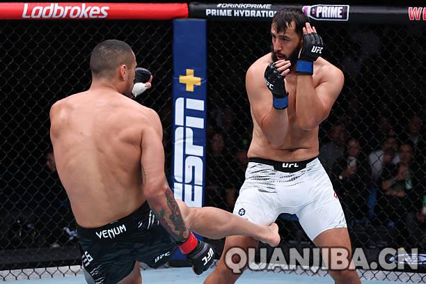 乌尔伯格首回合击倒雷耶斯，斩获九连胜之壮举