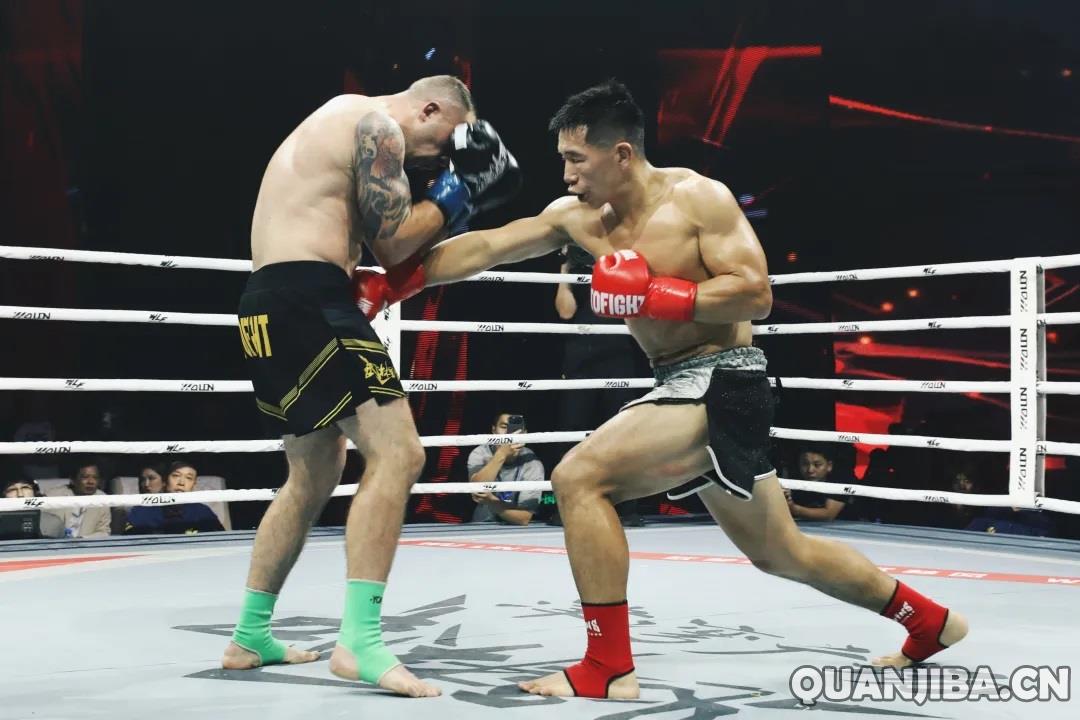 成都拳击赛况 | 乔治强势TKO卫冕金鹰，韩文豹激战失利
