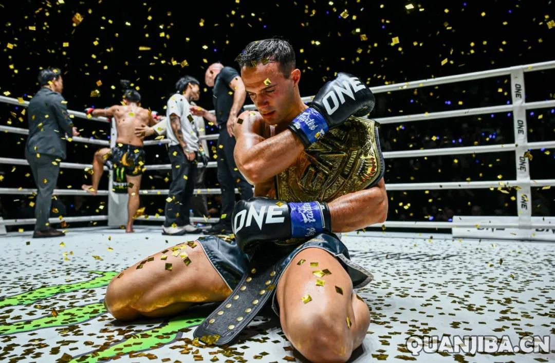 ONE巅峰系列赛36战观点：迪贝拉赢得草量级拳击金腰带