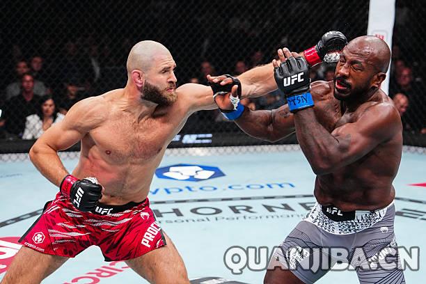 佩雷拉在首回合通过TKO夺回UFC金腰带，德瓦利什维利成功卫冕再显强势