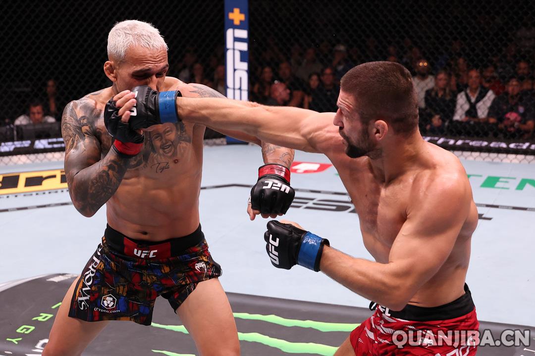 奥利维拉在第二回合以背后裸绞击败加姆罗特