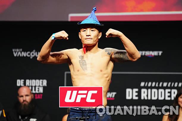 中国选手傲日其楞明日将亮相！拳击之夜赛前称重仪式火热进行中