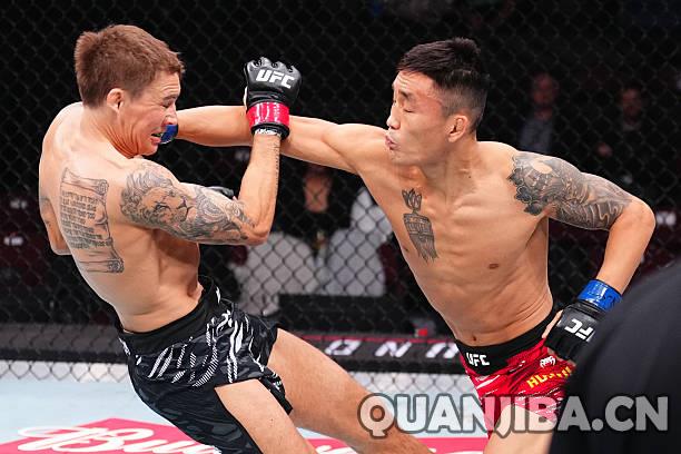 艾伦在第四局凭借散打技术TKO里德尔，21秒轻松击败对手！