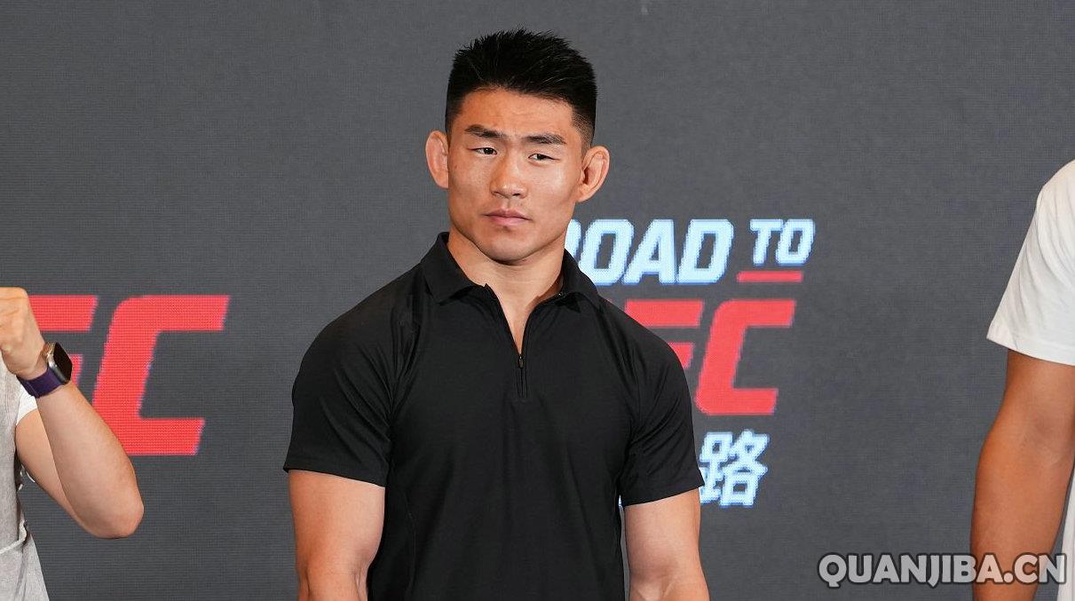 宋亚东签署新合约，未来对垒乌马尔或奥马利，期待精彩的拳击对决！
