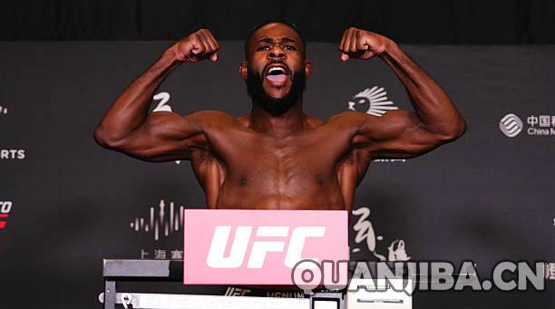 前UFC冠军阿尔加麦恩·斯特林对洛佩斯夺冠之战提出质疑，涉及拳击。